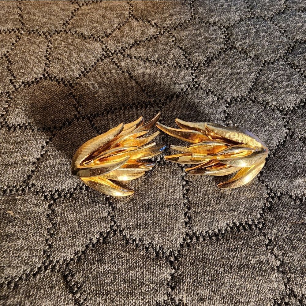 Vintage Goldtone Wing Earrings 1 1/2" x 1" - Picture 3 of 3